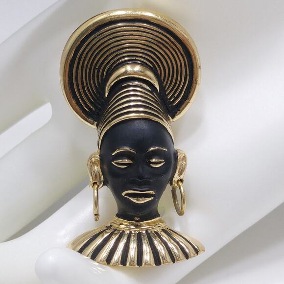 Vintage 1950s African Princess Brooch, Gold Plated. Black Enamel - Picture 8 of 10